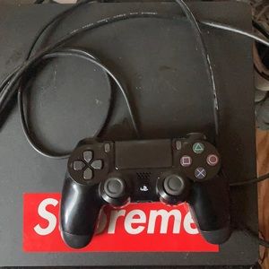 I am selling ps4 and it come w controller